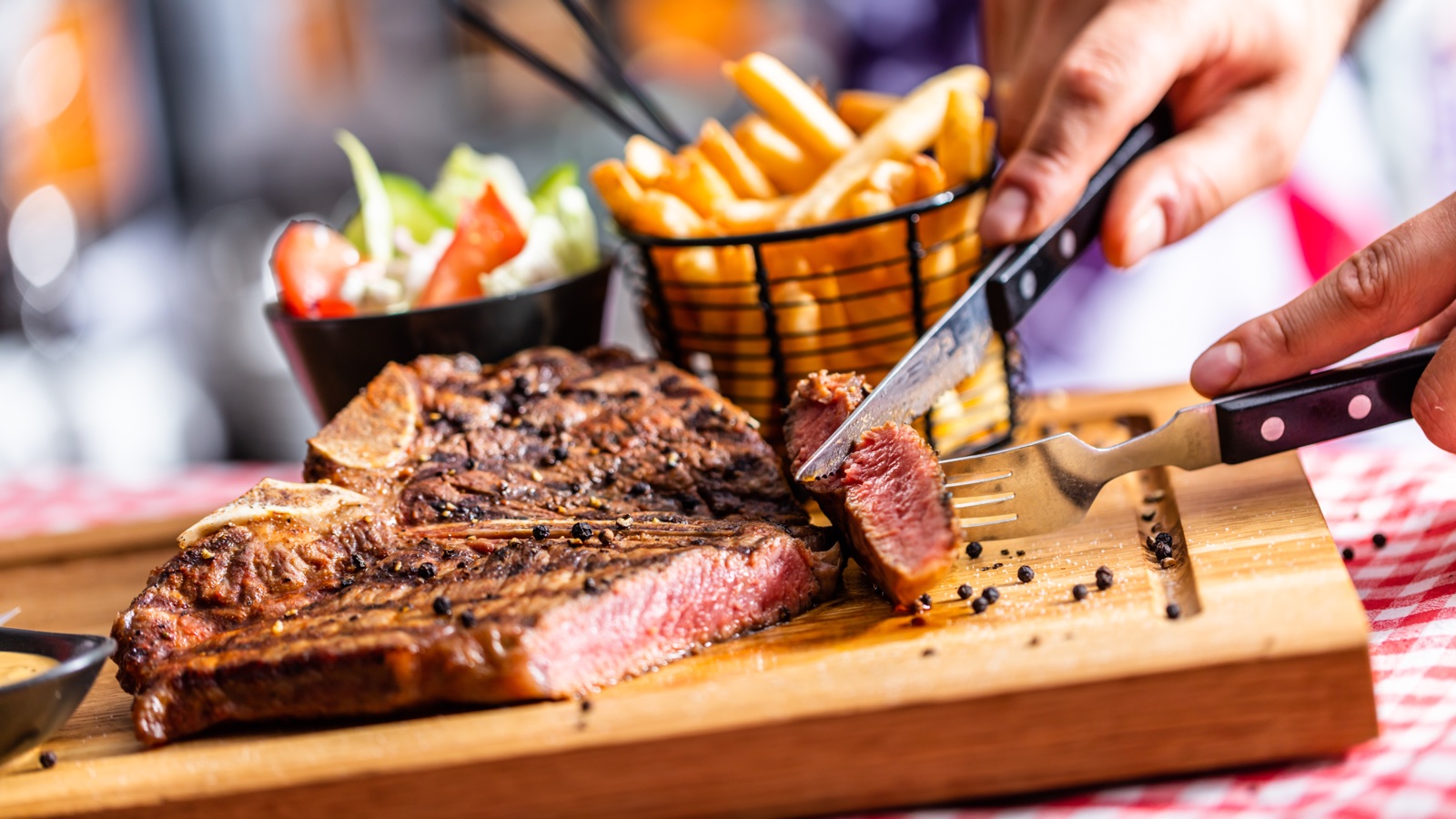 Plat de viande grillée dans un restaurant de la région