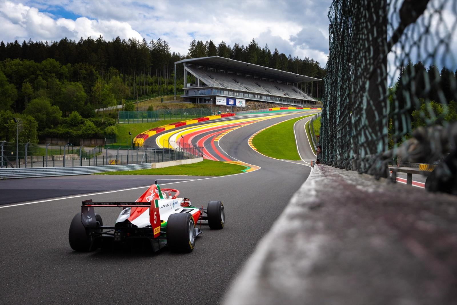 Voiture de course sur le circuit de Spa-Francorchamps
