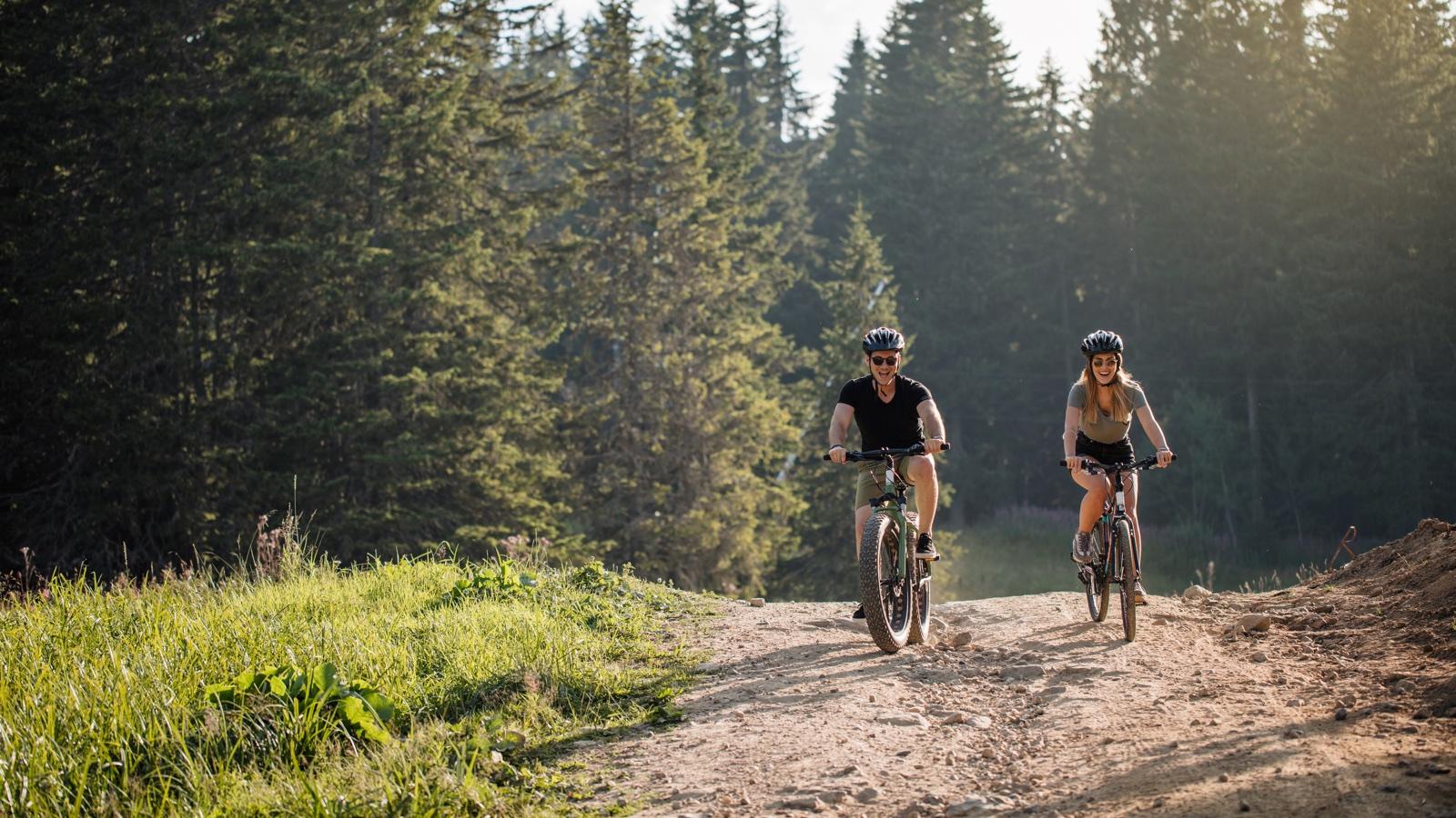 Cyclistes sur un parcours VTT en Ardenne