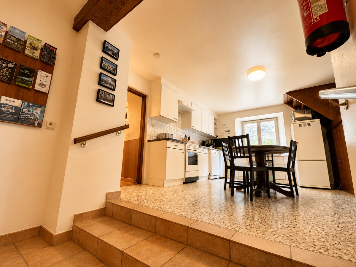 Cuisine, coin repas et escalier