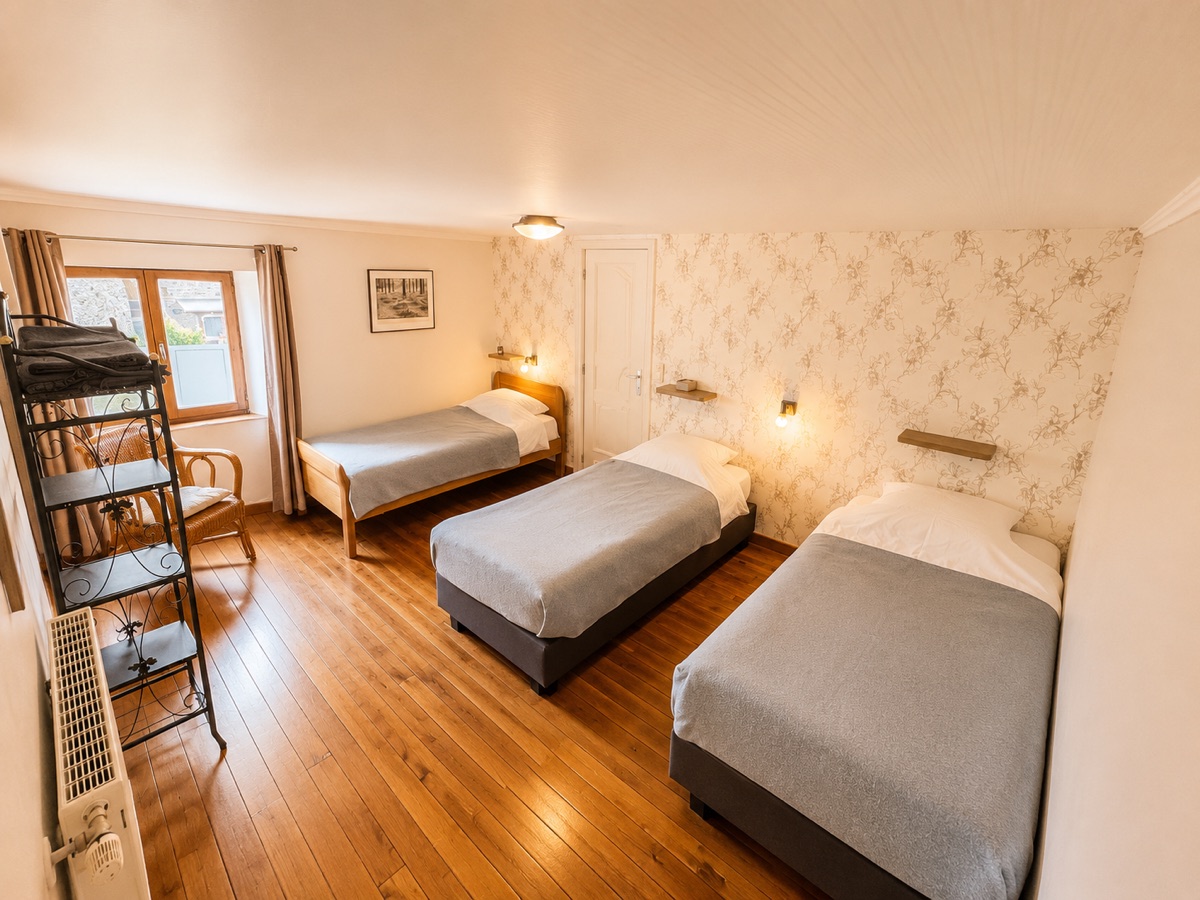 Chambre 2 — lits simples et lits superposés