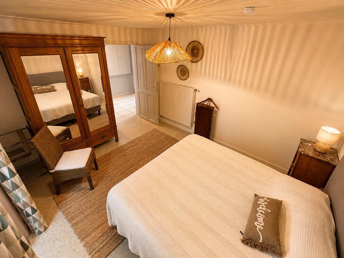 Chambre 3 — coin lit et miroir