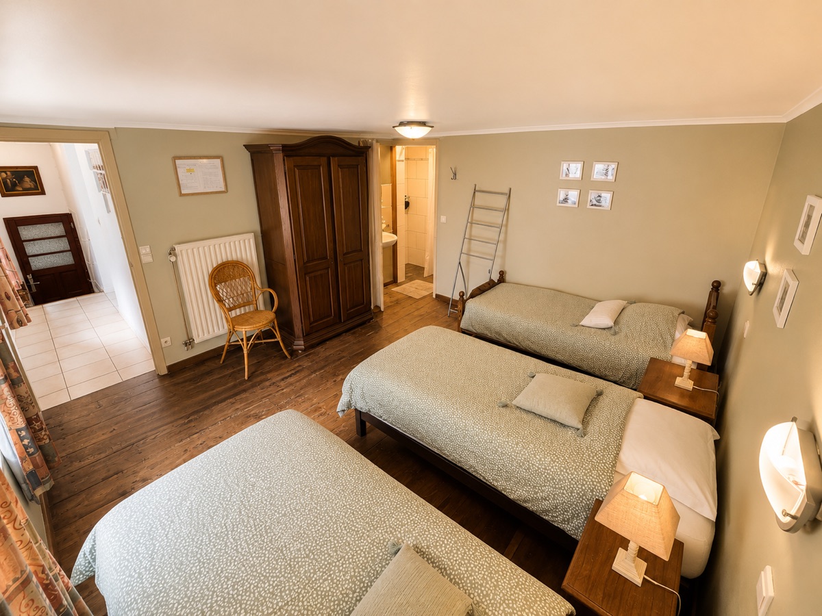 Chambre 4 — spacieuse avec coin salon