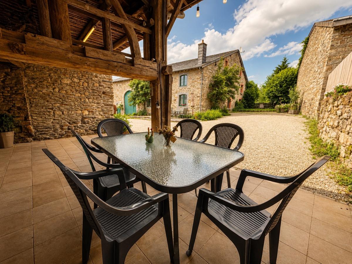Terrasse couverte avec table de jardin