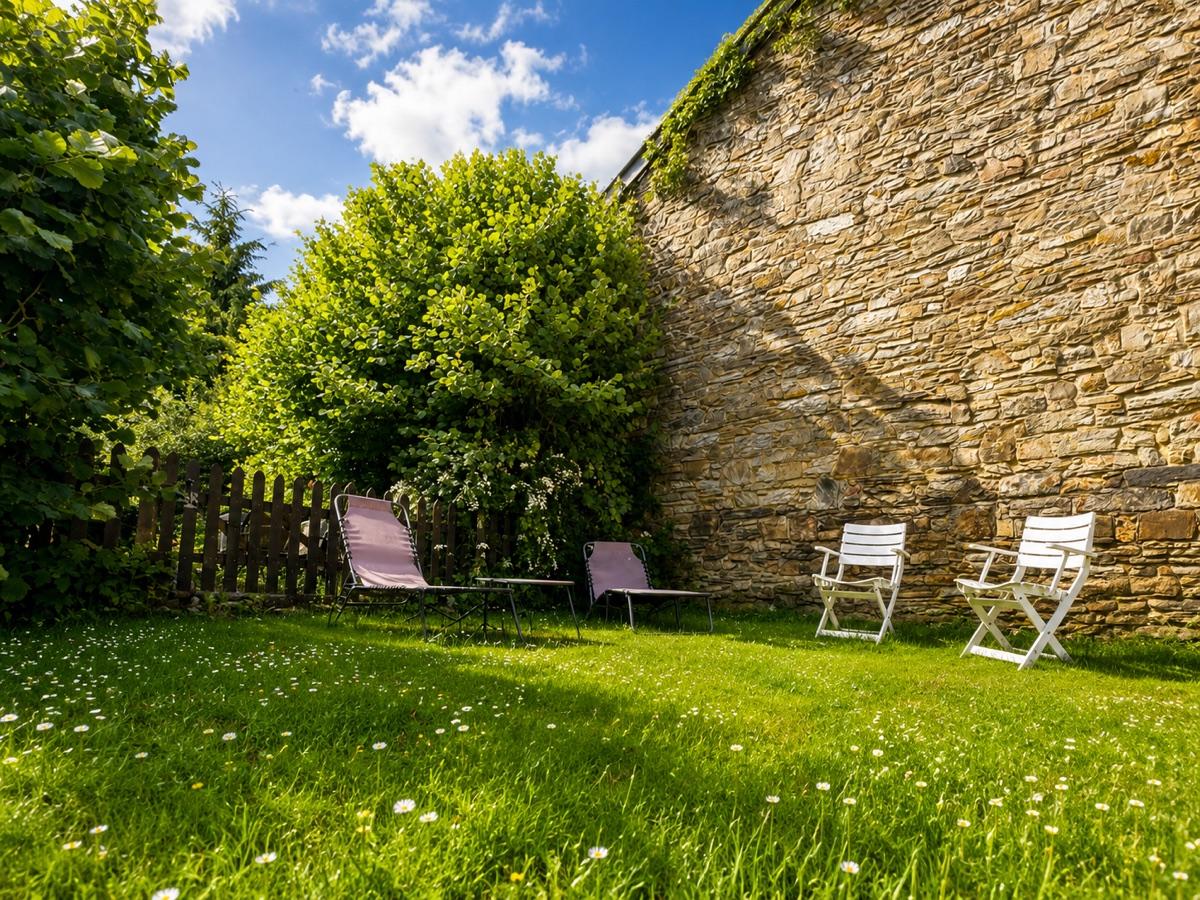 Le jardin et ses chaises longues