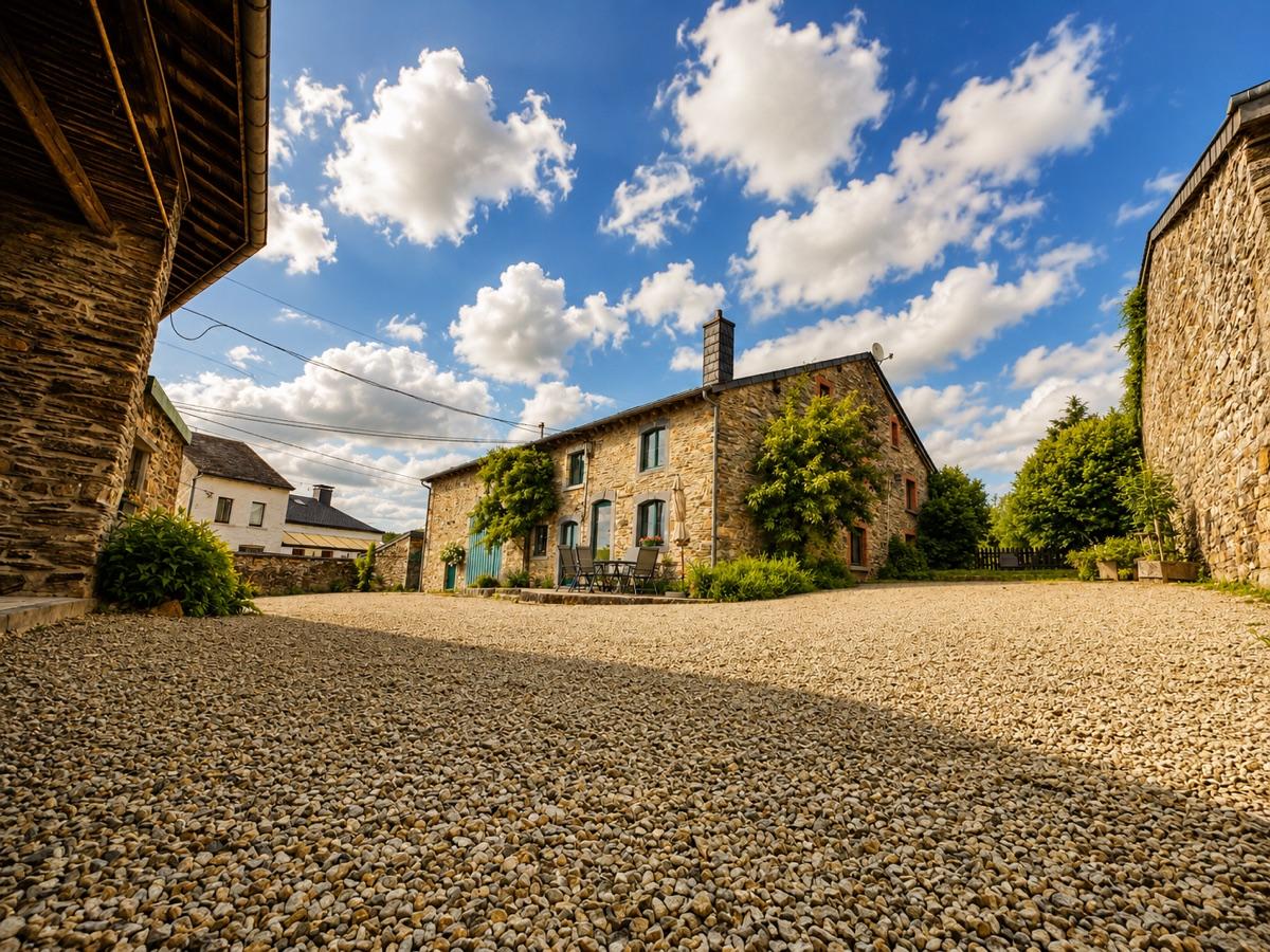 La ferme et sa grange à la porte verte