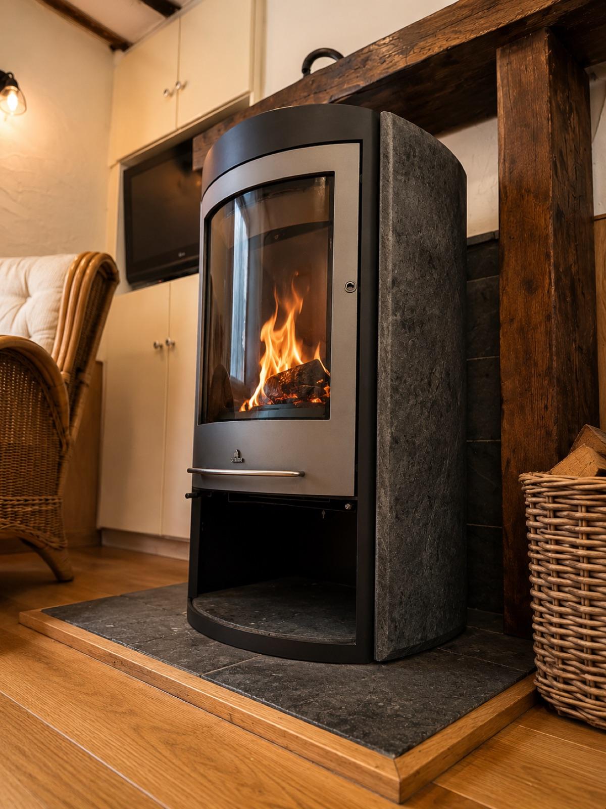 Poêle à bois du salon, feu crépitant