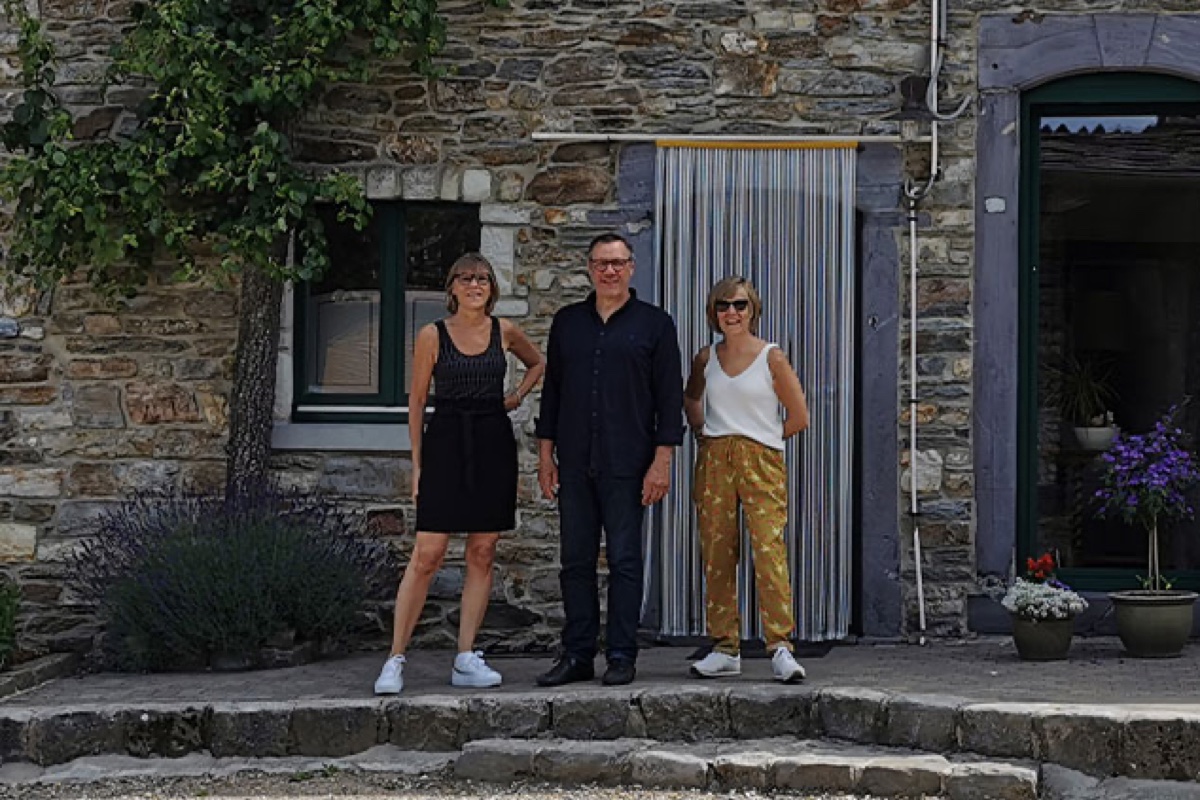 Luc, Marie et Gene, vos hôtes, devant La Ferme au Coin